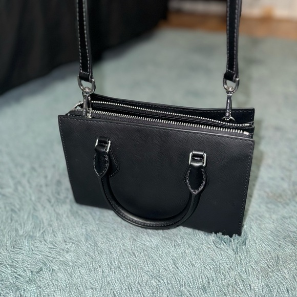 Like new Michael Kors handbag. - Picture 6 of 11